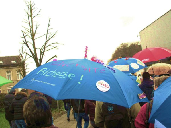 Les Equipes Populaires Parapluie customisé contre le racisme